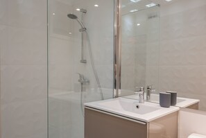 Shower, hair dryer, towels, shampoo