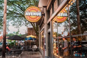 Outdoor dining - Stylish Bungalow | Near Cooper-Young, Eats & Beats (Memphis)