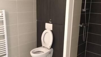SĂšche-cheveux, serviettes fournies, papier toilette