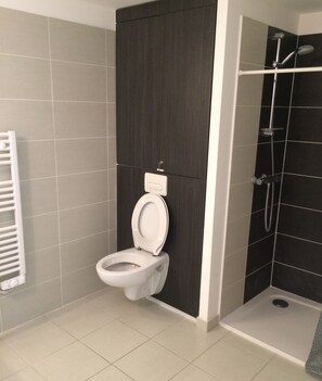 Haartrockner, Handtücher, Toilettenpapier