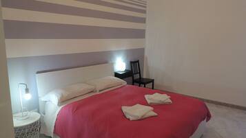 2 Schlafzimmer, Schreibtisch, Bügeleisen/Bügelbrett, kostenloses WLAN