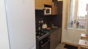 KĂŒhlschrank, Mikrowelle, Ofen, Herdplatte