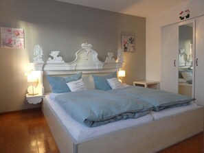 2 habitaciones, tabla de planchar con plancha y cuna de viaje 