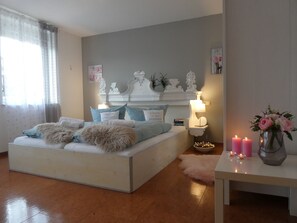 A bedroom with a bed, bedside table, and decorative items. - Allgäutraum Ferienwohnung Nr. 3 für 2-6 Personen (Durach-Weidach)