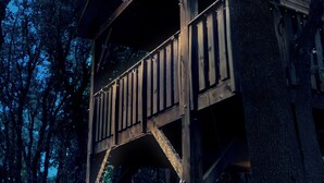 A wooden treehouse with a hammock, surrounded by trees. - Le Mas Cabanids (Maureillas-Las-Illas)