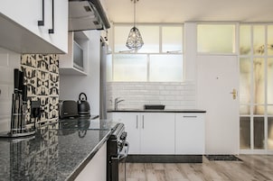 Estudio Deluxe | Cocina básica privada | Frigorífico grande, microondas, placa de cocina y hervidor eléctrico
