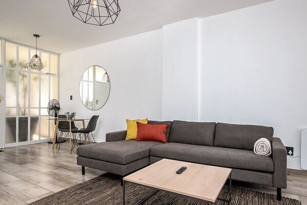 Deluxe Studio | Living area | 32-inch flat-screen TV with satellite channels, TV, Netflix