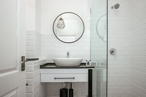Estudio Deluxe | Baño | Ducha, secador de pelo, toallas y jabón