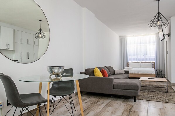 Studio Deluxe | Coin séjour | Télévision à écran plat, Netflix, services de streaming