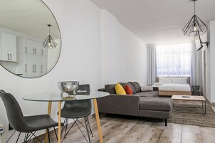 Estudio Deluxe | Zona de estar | Una televisión de pantalla plana, Netflix, servicios de streaming