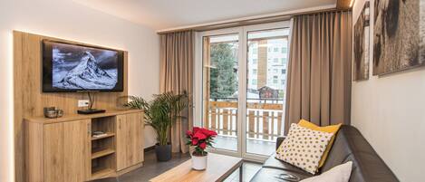 Smart TV, DVD player, table tennis, music library