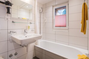 Bathtub, hair dryer, towels, soap - Modern Apartment in Zermatt for rent, ideal for families (Zermatt)