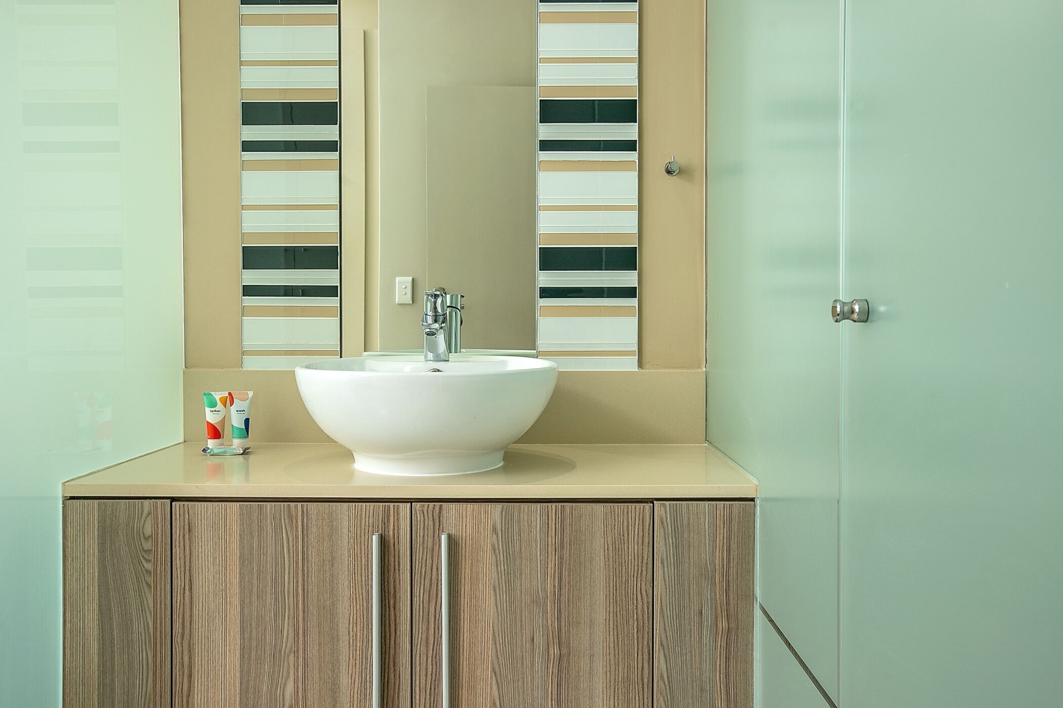 Grand Apartment | Bathroom | Shower, hair dryer, towels