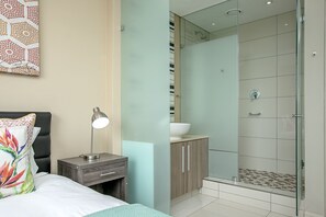 Grand appartement | 1 slaapkamer, een bureau, een laptopwerkplek