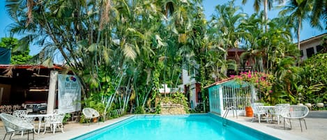 Una piscina al aire libre