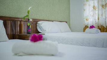 Doble con Ventilador | Edredón, espacio para trabajar con laptop, wifi gratis y ropa de cama