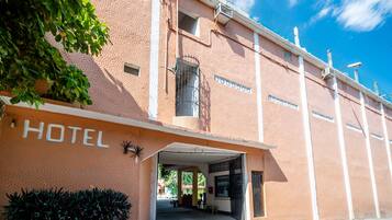 Vista frontal de la propiedad