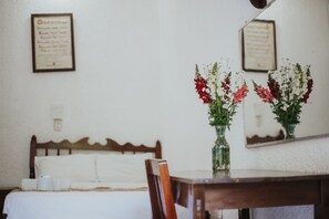 Sencilla con Aire Acondicionado | Down comforters, laptop workspace, free WiFi, bed sheets - Posada San Jose (San Pedro Pochutla)