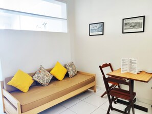 Apartamento panorâmico | Área de estar | TV