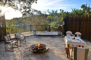 Breakfast, lunch, dinner served; international cuisine 