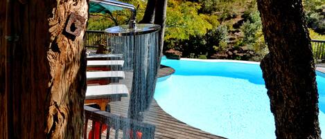 Piscine extérieure, parasols de plage, chaises longues