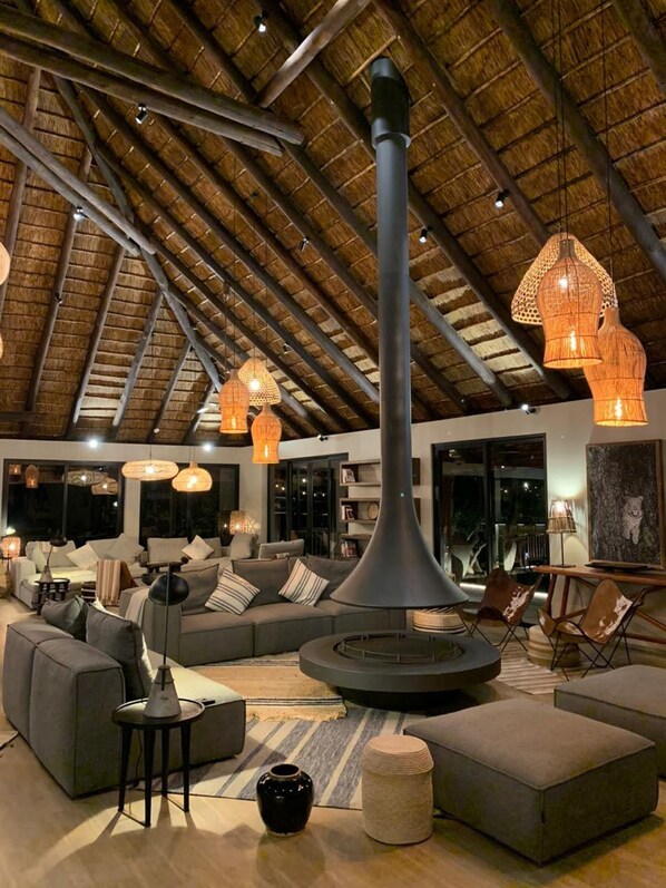 Lobby sitting area - Laluka Safari Lodge (Vaalwater)