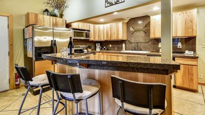 Huis, meerdere bedden, hot tub | Privékeuken | Een koelkast, een magnetron, een kookplaat, een vaatwasser