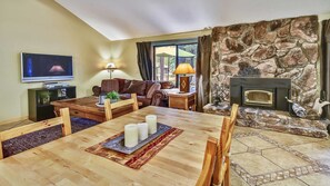 Huis, meerdere bedden, hot tub | Woonkamer | Een televisie en een open haard