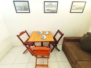 Apartamento premium | Opções para refeição no quarto