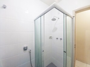 Premium-Apartment | Badezimmer | Dusche, Handtücher, Seife, Toilettenpapier