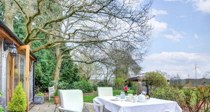 Tranquil Holiday Home in Piltdown With Terrace, Garden, Barbecue