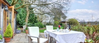 Tranquil Holiday Home in Piltdown With Terrace, Garden, Barbecue