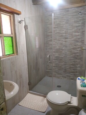 Douche, articles de toilette (gratuits), serviettes fournies