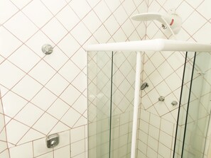Deluxe Apartment | Bathroom | Shower, towels, soap, toilet paper - TC1203 Janela para o Mar (Rio de Janeiro)
