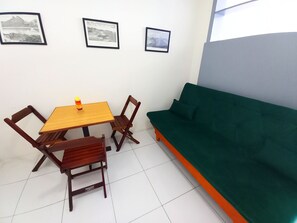 Deluxe Apartment | Ruang tamu | TV skrin rata 