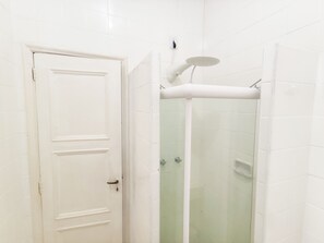 Standard-Apartment | Dusche im Bad