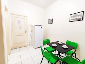 Apartamento standard | Área de estar | TV