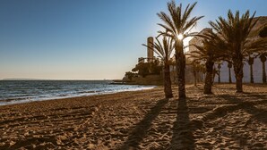 A beach with palm trees and a clear sky. - Modern stunning views sea front SEA WATER APARTMENT (Alicante)