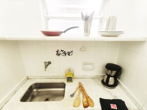 Apartamento | Cozinha privada | Talheres/pratos/utensílios de cozinha