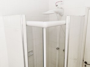 Apartment | Badezimmer | Dusche, Handtücher, Seife, Toilettenpapier