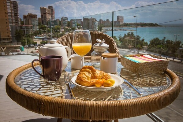 Outdoor dining - Smart sea front modern SUNNY BEACH APARTMENT (Alicante)