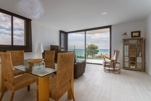 TV - Smart sea front modern SUNNY BEACH APARTMENT (Alicante)