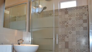 House | Bathroom | Shower, towels - Charming Cottage With Private Terrace Surrounded by Nature With Shared Pool (Giarratana)