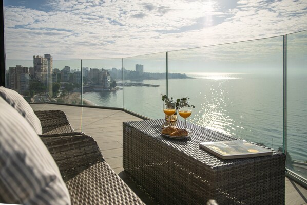 Outdoor dining - Elegant sea front EAST WIND APARTMENT (Alicante)