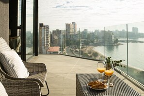 Outdoor dining - Elegant sea front EAST WIND APARTMENT (Alicante)
