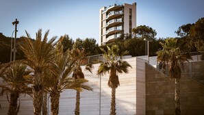 Un edificio moderno con techo plano y varios balcones.