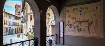 Historic mansion with suites, rooms and scenic garden