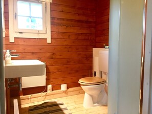 Hus | Badrum | Badkar och hårtork