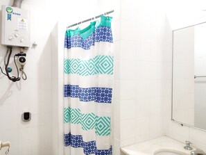 Comfort-Apartment | Badezimmer | Dusche, Handtücher, Seife, Toilettenpapier