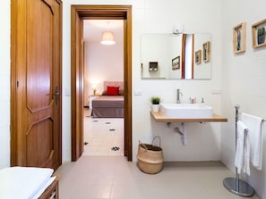 Villa | Bathroom | Shower, towels - Gorgeous Villa With Whirlpool Bath and Breathless View, Near the Sea (Augusta)